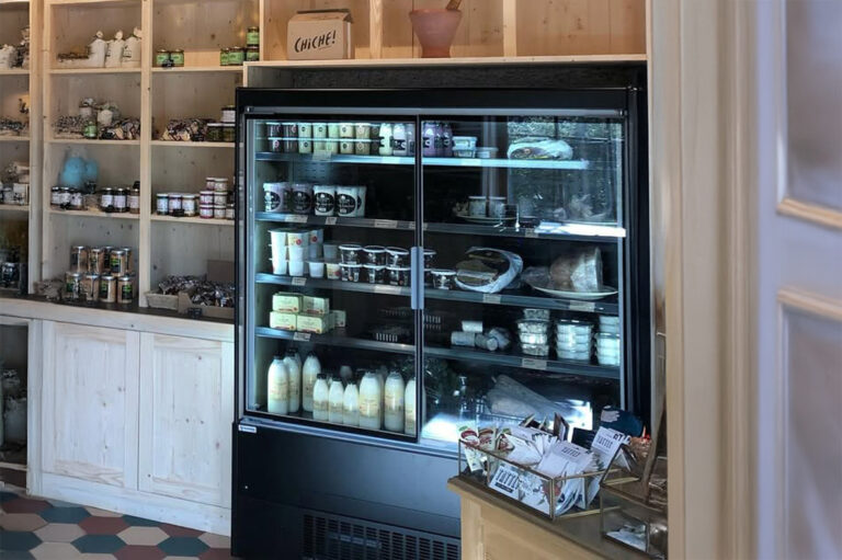 Vitrine réfrigérée à étagères CRONUS avec joues