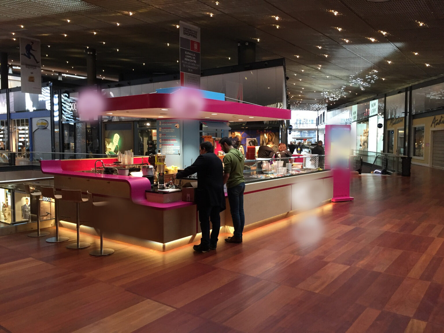 Kiosque moderne de restauration rapide en centre commercial avec vitrine réfrigérée et éclairage LED en soubassement