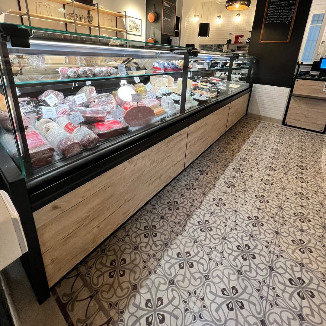 Vitrine réfrigérée traiteur encastrée dans un comptoir sur mesure décor bois